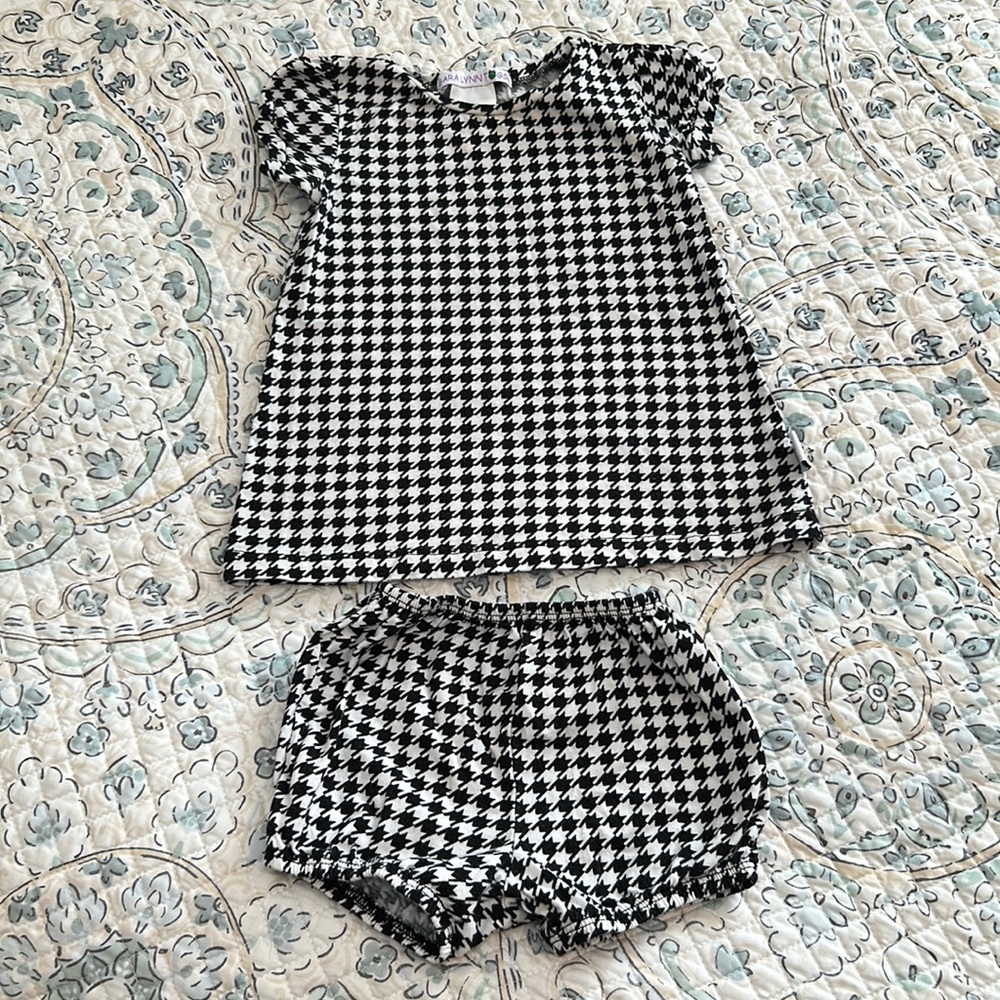 Size 18 months houndstooth shirt and shorts set great condition